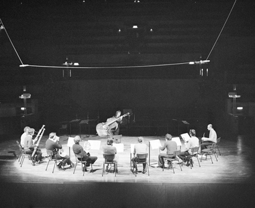 880338 Afbeelding van een repetitie van het Nederlands Blazers Ensemble voor een van de openingsconcerten in ...